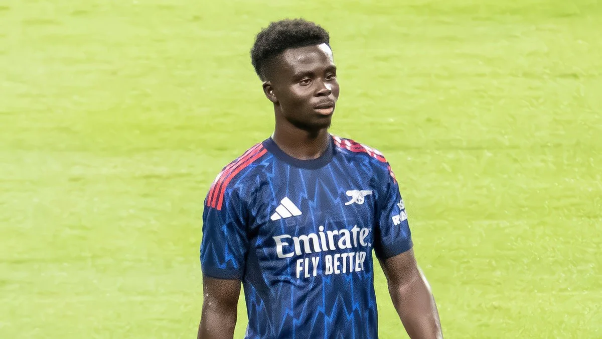 Bukayo Saka in Arsenal's navy away kit