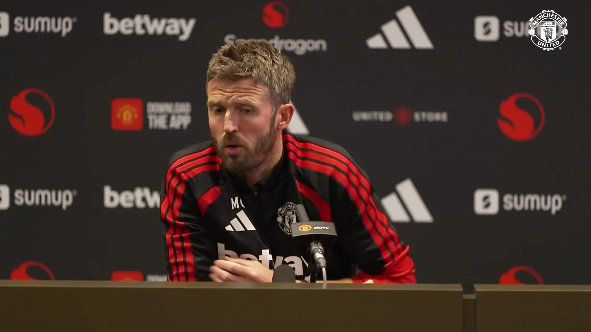 Carrick refuses to rule out stripping Bruno Fernandes of Man United captaincy.mp4