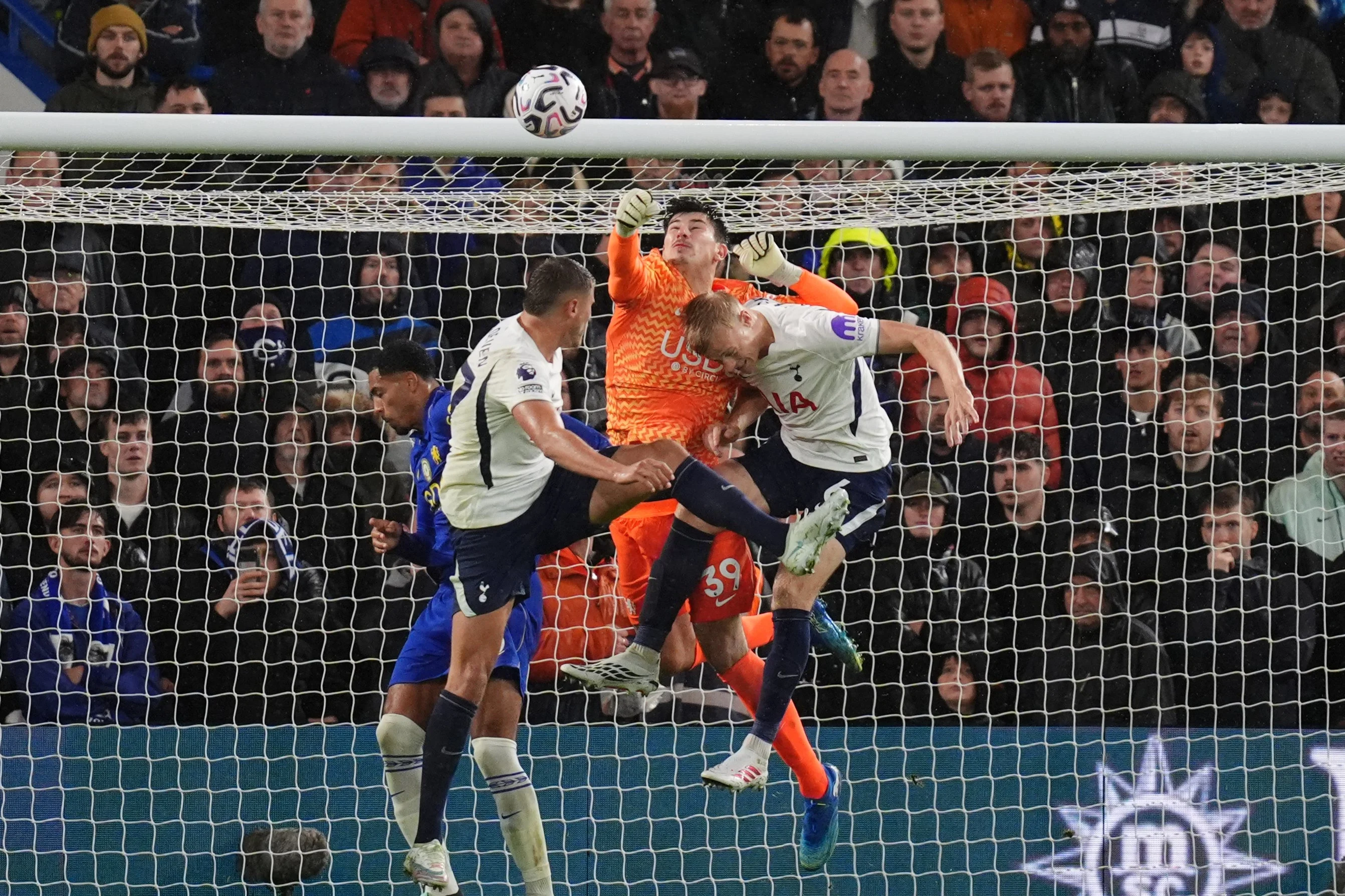 Chelsea goalkeeper Mike Penders made a nightmare error on his full debut