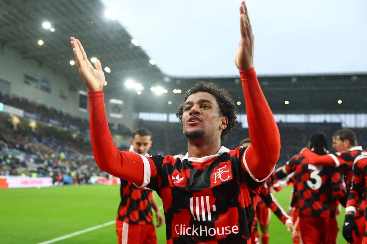 Fulham snatch late winner at relegation rivals Coventry to emerge from bottom three